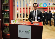 Aron Castro Martinez en el stand de Gourmet, pero estaba ayudando en el pabellón completo.