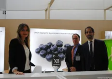 Carlos Stabile de Samconsult, también conocido por el Comité Argentino de Arándanos (ABC) presente en el stand de Extraberries Argentina con Carla Ginovilli y su colega.