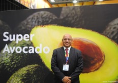 Arturo Medina, de Prohass, promocionando la organización de aguacates peruanos.