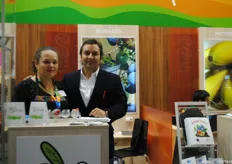 Pierina Sotomayor Bianco de Blueagro y Gonzalo Varas de Frutera Peru (Powerfruit Chile) en el stand de Blueagro de Perú.