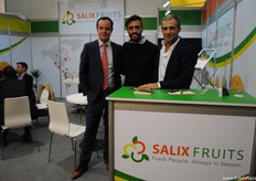 Una parte del equipo de Salixfruit y su proveedor de manzana francesa Pominter.