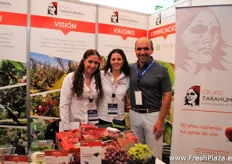 Laura Mariscal, Anne Loisy y Alberto López, de Grupo Tarahumara, un expositor mexicano que promociona uvas y otros productos.