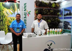 Lito Castillo, de Finca de la Estancia, en el puesto de Van Iperen con Fernando Torres, de Cogrisa, el importador guatemalteca de Van Iperen en Países Bajos.