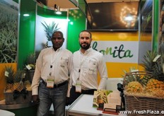 El equipo de Frudep con sus piña y la marca se llama Bonita.