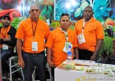 Julio Rafael Turbi de Aprovence (asociación de productores de vegetables Norcentral Jima Abajo, La Vega) con Rafael Monegro y Victoriano Peña de Asoprovego.