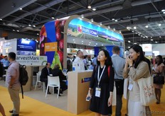 Como resultado, son muchos quienes se acercan a visitar el estand de Chile.