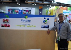 Felipe Vallejos Olvarria, de PacLife, parte del stand chileno.