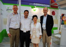 Richard Owen, Anthony Barbieri y Mabel Zhuang, de PMA, junto a Marc Soloman, de Capespan.