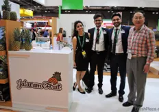 Puja Thakrar, Suraj Thakrar y Jai Thakrar, de Jalaram Fruit, de Costa Rica, recibiendo visita.