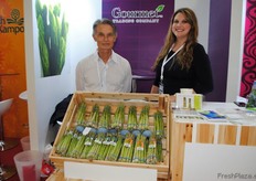 David Woodard y Laura Brunson, de Gourmet Trading, en el pabellón mexicano.