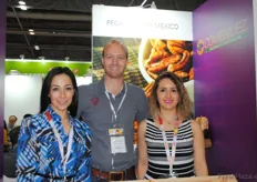 Jorick Voorzee y sus dos colegas en el stand de Comenuez, promocionando las nueces pecanas de México.