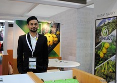 Juan López en representación de Frutas Nanky, Ecuador. Promocionó la pitahaya amarilla, uno de los productos que ofrece.