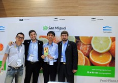 Juan Martin Hilbert y Andres Haloua de San Miquel Argentina con sus visitores en su stand.