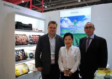 Fermín Sánchez (derecha), con el equipo de Asia de Gruventa, España. En especial para Asia Fruit Logistica, la promoción de sus granadas.
