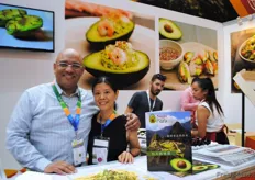 Arturo Medina, de ProHass Perú, con Judy S. Wu, consultora independiente de producto.