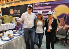 El equipo de Açaí Rio, de Brasil, por primera vez en PMA, presentando su helado de açaí para exportación.