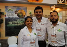 El equipo de Frutireyes, de Colombia, promocionando la physalis.