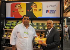 Alfonso Torres Calderón, de la empresa World Agromarketing Dominicana, junto con Osmar C. Benítez, presidente ejecutivo de la Junta Agroempresarial Dominicana, Inc. (JAD).