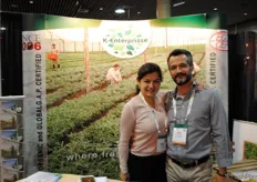 Amparo Pina Castillo con Adrián Pina Castillo, de K- Enterprisse, empresa colombiana especializada en hierbas aromáticas.