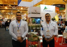 Heberto Reyes, de Globimpex, fundada por dos empresarios hondureños afincados en Canadá, en el puesto guatemalteco, junto con Estuardo Castro, gerente general de Coprisa Agroexport, aunque también es el responsable Agritrade, la feria bienal que se celebra en Guatemala.
