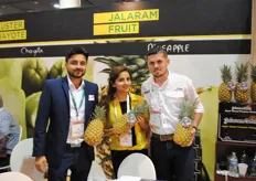 Jai Thakrar, Puja Thakrar y Ener Rojas, de Jalaram Fruit Costa Rica.