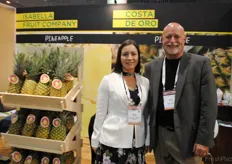 Vivian Villalobos, de Costa de Oro, empresa costarricense, con Larry Schwing, de Pasco Foods, Texas, Estados Unidos.