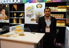 Gustavo Narváez, gerente de producción de Pitacava, promocionando su pitahaya amarilla.