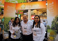 Karol Vidal, Luis Díaz y Viviana Domínguez, de Diazteca Company, productora e importadora de piña mexicana MD2 Golden, con suministro todo el año.