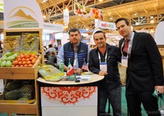 Juan Carlos Velásquez y Juan Francisco Ranel, de Agro Velázquez Produce, México, con el abogado chileno William Schubert, de Araya & Cía.
