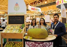El equipo de Sweet Seasons, uno de los productores mexicanos. Sus frutas especiales atrajeron la atención de los asistentes.