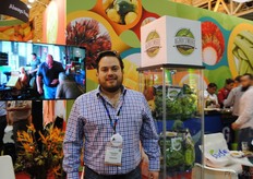 Juan Francisco Solórzano, de Agrocumbre, uno de los expositores guatemaltecos en el puesto de Guatemala.