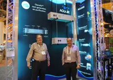Kevin Youngberg y Valdemar Meza, en representación de Aguair con el producto Censair, que, según ellos, es la próxima generación de tecnología de desinfección del aire.