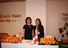Inmaculada Torregross(a la izquierda)gerente de la empresa valenciana Frutas Inma y Karina Tokashiki, de Tikay, Perú. Gracias a Tikay, Frutas Inma empieza este año su programa anual de suministro de aguacate.