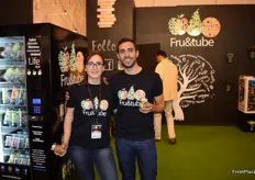 Carlos Mendez, con su mujer, en su stand de Fru&Tube, que ya está funcionando en máquinas vending en Madrid