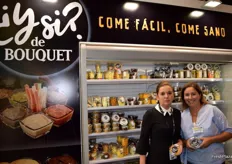 Carlota Pardo, responsable de comunicación de Anecoop (a la izquierda), presentando la nueva marca ¿Y SI? de soluciones de alimentos de conveniencia.