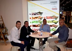 Stand de Cosanse, cooperativa de Zaragoza especializada en fruta de hueso, pepita y cerezas.