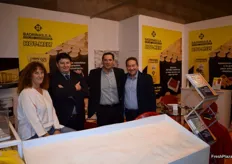 Susanna Giménez, Daniel Fernández, Francisco Vargas y José Antonio Bartolomé, en el stand de Badrinas, productores de colas y adhesivos para el sector hortofrutícola.