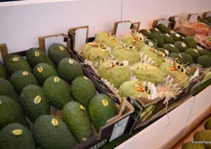 Chirimoyas, aguacates y mangos expuestos en el stand de Frutas Rafael Manzano, de Granada.