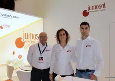 El equipo de Jumofol Fruit: su responsable, Daniel Molina Berges, con Isabel Cuartero Navarro y Javier Argueta Landron.