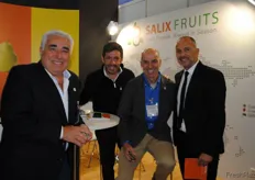 Daniel Calvo, Juan González Pita y Luis Elortondo, de Salixfruits, con Carlos Couturier, de México