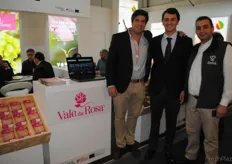 Enrique Silvestre Ferreira y José María Santa Bárbara, de Vale da Rosa, junto con Miguel Aquino Santos, de Frusantos. Ambas empresas son de Portugal.