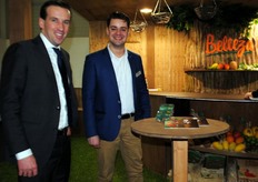 En el stand de Torres Tropical Fresh, Hilbert Knop (Direct Source International) y Paul Vroomhout, de Torres Tropical.