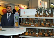 Óscar Peña Gautreaux, de Frudep, República Dominicana, con su marca de piña Bonita.