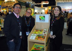 Parte del equipo de Enlasa, Guatemala. Ofrecen productos para la salud de las plantas. El primer paso para que el producto sea de buena calidad es tener un suelo sano. José Pacheco, Angélica María de Pacheco y Arianova Mendioroz