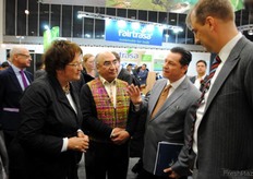 El ministro de Economía de Berlín visitó el stand de Guatemala