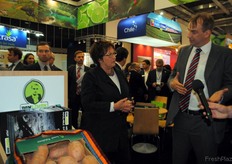 Andreas Schindler, de Don Limón, hablando con el ministro.