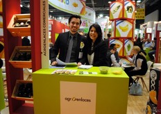 Aaron Castro y Alejandra Vargas echando una mano en el stand de Agroenlances Comerciales, México