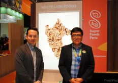 Byron Machuca y Dennis Chalco, de White Lion Foods. Conocida por su ajo fresco, pero se centra cada vez más en los frutos secos. Está interesada en abrir el mercado chino a la exportación, por ejemplo, de nueces pecanas.