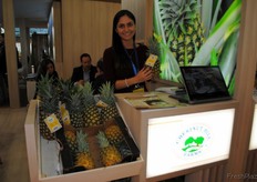 Valeria Paipilla, de Chestnut Hill Farms, como siempre en el pabellón de Costa Rica.