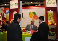 Celso Castillo Macías en su stand de Promega, en el pabellón de México.